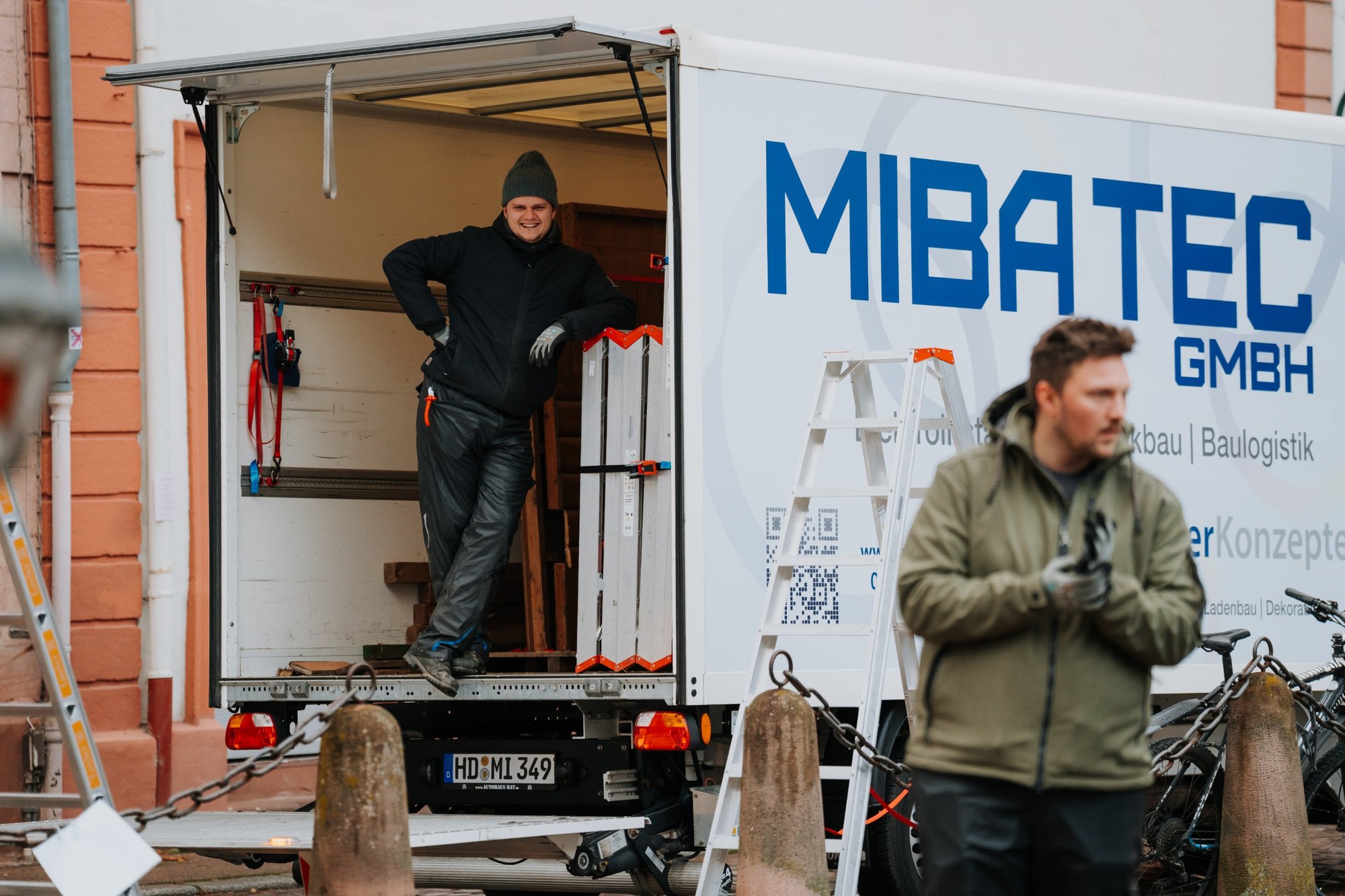 Mathis Krämer und Lars Strohmaier von MIBA Tec am LKW auf dem Heidelberger Kornmarkt