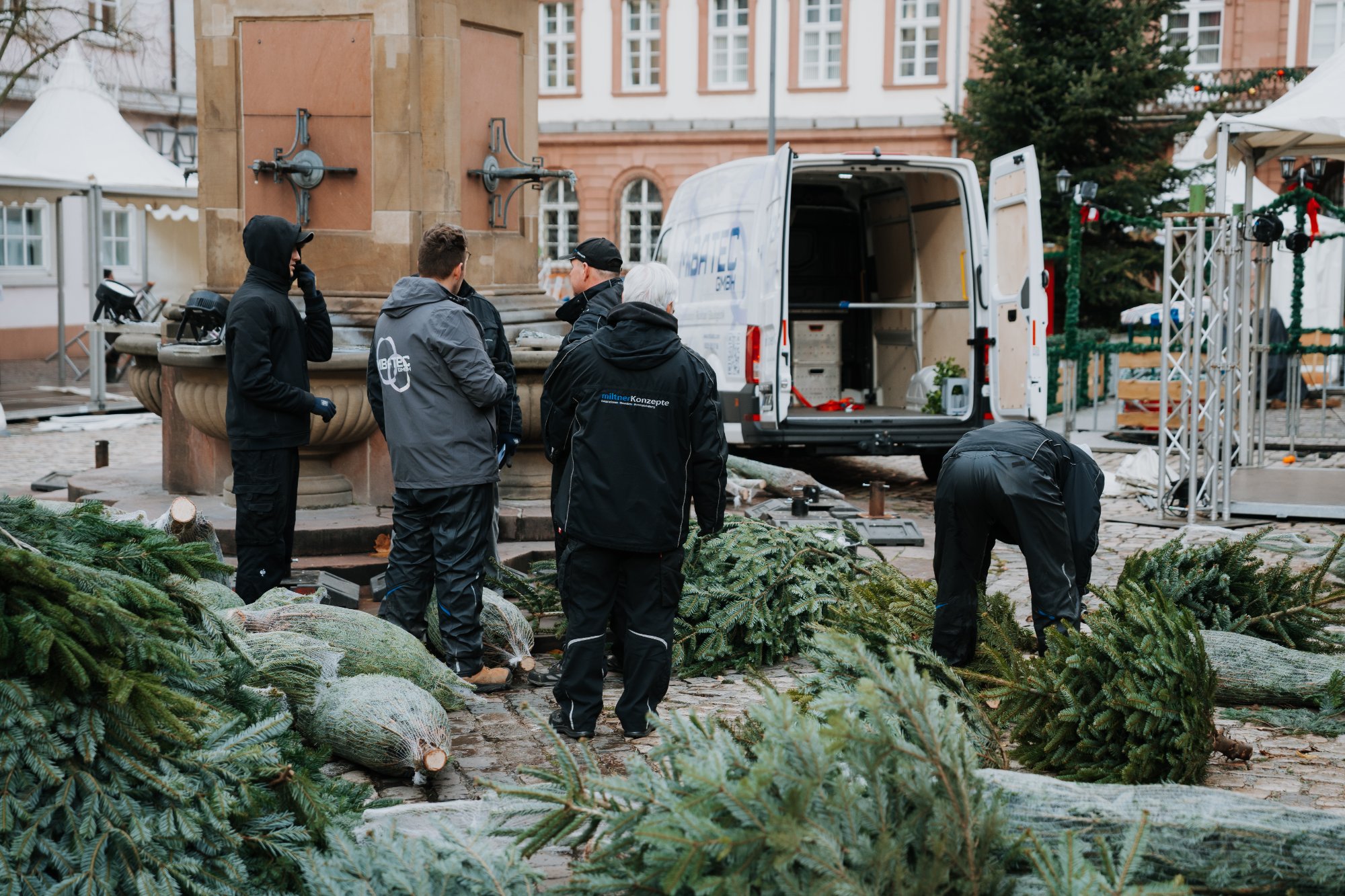 Team MIBA TEC beim Aufbau am Kornmarkt